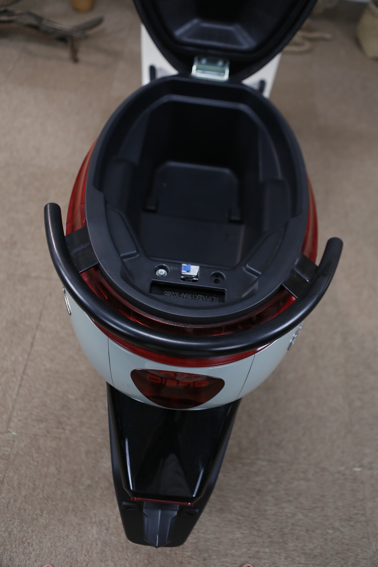 Đừng Mua Xe Điện Chỉ V&igrave; Gi&aacute; Rẻ: 6 Điều Quan Trọng Quyết Định Một Chiếc Xe C&oacute; Thực Sự Đ&aacute;ng Tiền 