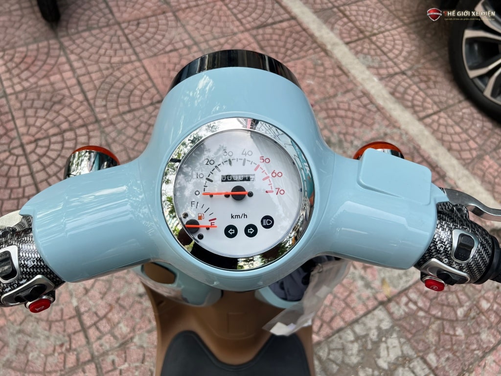 Đồng hồ lái cơ truyền thống với hiển thị đầy đủ thông số