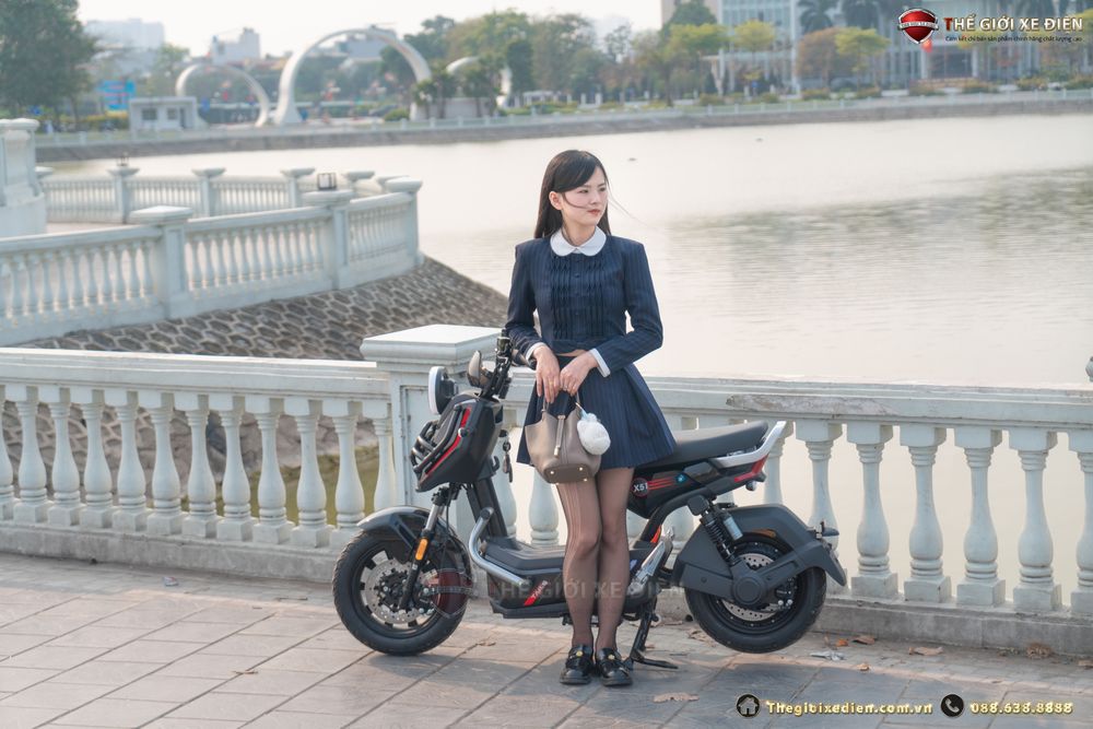 Trong những năm gần đây, xe máy điện đang dần trở thành xu hướng lựa chọn của người tiêu dùng nhờ khả năng vận hành êm ái, tiết kiệm chi phí và thân thiện với môi trường. Trong số đó, TAILG X51 là một trong những mẫu xe nổi bật nhờ thiết kế thể thao hiện đại và nhiều tính năng tiện ích. Vậy liệu có đáng mua không? Hãy cùng Xedapchaydien đánh giá chi tiết mẫu xe điện này để đưa ra quyết định đúng đắn trước khi xuống tiền. Tổng quan chung về xe đạp điện Tailg X51. Tailg X51 là mẫu xe đạp điện nổi bật đến từ thương hiệu TAILG một trong những thương hiệu hàng đầu trong lĩnh vực xe điện thông minh. Sở hữu thiết kế hiện đại, đậm chất thể thao cùng khả năng vận hành ổn định, mẫu xe này đang dần trở thành lựa chọn yêu thích của nhiều người dùng, đặc biệt là giới trẻ và học sinh, sinh viên. Điểm nổi bật đầu tiên của xe chính là ngoại hình cá tính, năng động. Xe được thiết kế với bộ khung chắc chắn, dàn áo nhựa cao cấp, phối màu sắc trẻ trung, phù hợp với nhiều phong cách người dùng khác nhau. Không chỉ đẹp về hình thức, TAILG X51 còn được đánh giá cao nhờ vào khả năng di chuyển linh hoạt, vận hành êm ái và tiết kiệm năng lượng. Về mặt công năng, xe đạp điện được trang bị động cơ công suất cao, cho phép xe di chuyển với tốc độ ổn định, đáp ứng tốt nhu cầu di chuyển trong thành phố. Bên cạnh đó, xe có thể đi được quãng đường dài sau mỗi lần sạc đầy, rất tiện lợi cho người dùng sử dụng hàng ngày. TAILG X51 cũng không thiếu các trang bị tiện ích như hệ thống đèn LED chiếu sáng, phanh đĩa an toàn, đồng hồ điện tử hiển thị thông minh, và cốp đựng đồ tiện lợi. Nhờ những trang bị này, mẫu xe không chỉ mang đến trải nghiệm lái thú vị mà còn đảm bảo an toàn và tiện nghi cho người sử dụng. Mô tả đặc điểm của xe điện Tailg X51 Xe điện Tailg thu hút người dùng ngay từ cái nhìn đầu tiên nhờ kiểu dáng hiện đại, năng động và đậm chất tương lai. Thiết kế này mang lại vẻ ngoài cá tính, rất phù hợp với giới trẻ yêu thích phong cách hiện đại. Kích thước và ngoại hình TAILG X51 có kích thước tổng thể 1695×670×990mm, chiều cao yên ở mức 725mm và sử dụng bánh xe 12 inch, phù hợp với nhiều đối tượng sử dụng. Xe được phân phối với nhiều màu sắc đa dạng, cho phép người dùng thoải mái lựa chọn theo sở thích cá nhân. Bên ngoài, xe được phủ lớp sơn tĩnh điện cao cấp, không chỉ giúp xe luôn bóng đẹp và giữ màu lâu phai mà còn tăng khả năng chống trầy xước, chịu được các tác động thời tiết như mưa nắng và bụi bẩn. Điều này đảm bảo xe luôn giữ được vẻ ngoài như mới trong suốt quá trình sử dụng. Thiết kế tay lái và điều khiển thông minh Tay lái của TAILG X51 được thiết kế tối ưu hóa thao tác người dùng. Bên trái, xe tích hợp đầy đủ các nút điều khiển như đèn khẩn cấp, xi nhan và còi, hỗ trợ cảnh báo và chuyển hướng an toàn. Bên phải, người lái có thể dễ dàng điều chỉnh chế độ lái, bật/tắt đèn pha/cos, cùng với hệ thống tự sửa lỗi ARS thông minh, giúp chẩn đoán và khắc phục sự cố nhanh chóng khi xe gặp trục trặc. Màn hình điện tử Full LED hiện đại Một điểm cộng lớn của xe đạp điện TAILG là trang bị mặt đồng hồ điện tử full LED, hiển thị sắc nét các thông số quan trọng như: tốc độ hiện tại, dung lượng pin, quãng đường di chuyển, tín hiệu đèn, chế độ lái… Tất cả đều được bố trí khoa học, dễ quan sát kể cả khi di chuyển vào ban đêm hoặc dưới ánh nắng gắt. Thiết kế đồng hồ hiện đại, tối giản nhưng trực quan, giúp người lái luôn kiểm soát tốt hành trình của mình. Động cơ và hiệu suất xe Tailg X51 Tailg X51 sử dụng động cơ điện một chiều không chổi than với công suất lên đến 800W. Đây là loại động cơ được đánh giá cao nhờ khả năng vận hành êm ái, bền bỉ và tiết kiệm điện năng.  Chạy 80km sau mỗi lần sạc Một trong những điểm nổi bật của TAILG X51 là khả năng di chuyển lên tới 80 km cho mỗi lần sạc đầy. Với mức quãng đường này, người dùng hoàn toàn yên tâm khi đi học, đi làm hay di chuyển trong nội thành suốt cả tuần mà không phải lo lắng về việc sạc lại nhiều lần. Xe phù hợp với nhu cầu sử dụng liên tục của học sinh, sinh viên hoặc nhân viên văn phòng. Thiết kế nhẹ, dễ điều khiển Mặc dù được trang bị động cơ khỏe, xe chỉ nặng khoảng 70kg một con số lý tưởng giúp người lái dễ dàng điều khiển, xoay trở khi dắt xe trong những không gian chật hẹp hoặc di chuyển trên đoạn đường dốc. Tải trọng tối đa của xe lên tới 180kg, phù hợp để chở thêm người hoặc mang theo đồ dùng cá nhân mà vẫn giữ được độ ổn định trong vận hành. Phanh và giảm xóc Xe sử dụng phanh đĩa trước và sau, đảm bảo khả năng dừng xe nhanh và an toàn trong mọi tình huống. Bên cạnh đó, TAILG X51 còn được trang bị hệ thống giảm xóc thủy lực, giúp xe vận hành êm ái, hạn chế xóc nảy khi đi qua các đoạn đường gồ ghề hay ổ gà. Đây là điểm cộng lớn cho những ai thường xuyên di chuyển trong điều kiện đường phố đông đúc hoặc kém bằng phẳng. Ắc quy sạc nhanh Xe sử dụng bộ 5 bình ắc quy 22.3Ah, cung cấp nguồn năng lượng ổn định cho cả hành trình dài. Thời gian sạc đầy khoảng 5–6 tiếng, với tính năng tự ngắt khi pin đầy, giúp kéo dài tuổi thọ ắc quy và bảo vệ an toàn cho người dùng. Đây là một trong những ưu điểm giúp TAILG X51 trở thành lựa chọn kinh tế và tiện lợi cho người tiêu dùng hiện đại. Xem thêm: Xe Đạp Điện Tailg Princess JS50 Mức giá và chế độ bảo hành của xe Tailg X51 Tailg X51 hiện đang được phân phối trên thị trường với mức giá khoảng 15.500.000 đồng. Đây là mức giá rất cạnh tranh so với các mẫu xe điện cùng phân khúc. Với thiết kế đẹp mắt, động cơ ổn định và loạt tính năng hiện đại, đây là lựa chọn phù hợp cho học sinh, sinh viên và người đi làm đang tìm kiếm một chiếc xe điện chất lượng, giá cả hợp lý. Không chỉ ghi điểm ở thiết kế và hiệu suất, TAILG X51 còn mang lại sự yên tâm cho người dùng nhờ chế độ bảo hành minh bạch, rõ ràng. Cụ thể khung xe được bảo hành lên tới 3 năm thời gian dài vượt trội so với nhiều dòng xe điện khác. Ắc quy bảo hành 18 tháng, đảm bảo xe luôn duy trì được nguồn năng lượng ổn định trong quá trình sử dụng. Pin nếu bạn chọn bản sử dụng pin lithium, chế độ bảo hành lên đến 2 năm. Động cơ cũng được bảo hành 2 năm, giúp người dùng yên tâm sử dụng lâu dài mà không lo phát sinh chi phí sửa chữa lớn. Đánh giá từ người dùng thực tế Nhiều người dùng khi trải nghiệm xe điện TAILG X51 đều đánh giá cao về thiết kế trẻ trung, năng động cùng khả năng vận hành ổn định. Xe mang lại cảm giác lái mượt mà, dễ điều khiển và phù hợp với nhiều đối tượng, từ học sinh, sinh viên đến người đi làm. Ngoài ra, người dùng cũng ấn tượng với hệ thống đèn LED hiện đại giúp tăng khả năng quan sát khi di chuyển vào ban đêm hoặc trong điều kiện thời tiết xấu. Thời lượng pin và khả năng di chuyển xa sau mỗi lần sạc cũng được nhiều người đánh giá là hợp lý, đáp ứng tốt nhu cầu đi lại hàng ngày. Chế độ bảo hành rõ ràng, đặc biệt là phần khung xe và ắc quy, cũng giúp khách hàng yên tâm hơn khi sử dụng xe trong thời gian dài. Tổng thể, TAILG X51 được xem là một lựa chọn đáng cân nhắc trong phân khúc xe đạp điện giá tầm trung, phù hợp với người dùng muốn một chiếc xe vừa bền, vừa tiện lợi cho sinh hoạt hàng ngày. Đọc thêm: 5 Lý Do Nên Chọn Xe Đạp Điện TailG Cho Cuộc Sống Hàng Ngày Xe điện TAILG X51 có đáng mua hay không? Với mức giá tầm trung cùng nhiều tính năng nổi bật, xe điện TAILG X51 đang là lựa chọn được nhiều người quan tâm trên thị trường hiện nay. Không chỉ sở hữu thiết kế trẻ trung, năng động, mẫu xe này còn mang đến hiệu suất vận hành ổn định, phù hợp với nhu cầu di chuyển trong đô thị hàng ngày. Bên cạnh đó, chế độ bảo hành tốt và độ bền của sản phẩm cũng là những yếu tố khiến xe trở thành một trong những mẫu xe điện đáng cân nhắc trong phân khúc. Vậy liệu đây có thực sự đáp ứng được kỳ vọng của người dùng? Hãy cùng tìm hiểu chi tiết hơn trong phần đánh giá dưới đây. Xe TAILG X51 là lựa chọn lý tưởng cho những ai đang tìm kiếm một chiếc xe điện có thiết kế đẹp, vận hành ổn định và trang bị nhiều tiện ích trong tầm giá hợp lý. Dù còn một vài điểm cần cải thiện, nhưng xét về tổng thể, mẫu xe này hoàn toàn đáng mua trong phân khúc tầm trung. Nếu bạn đang có ý định sở hữu TAILG X51, đừng quên ghé qua Xedapchaydien để nhận được mức giá ưu đãi và chính sách bảo hành tốt nhất.