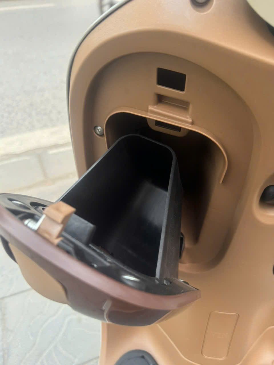 Với nh&oacute;m kh&aacute;ch h&agrave;ng như học sinh, sinh vi&ecirc;n, người đi l&agrave;m gần hay c&aacute;c gia đ&igrave;nh sống trong khu d&acirc;n cư, sự ổn định v&agrave; tiện dụng đặc biệt đi xe kh&ocirc;ng cần bằng l&aacute;i với người chưa đủ 18 tuổi hoặc nhiều tuổi kh&ocirc;ng học được bằng l&aacute;i thường quan trọng hơn mọi yếu tố kh&aacute;c. Được ph&aacute;t triển theo đ&uacute;ng tinh thần đ&oacute;, Xe Ga 50cc Giorno HSV2 Hyosung hướng đến những người d&ugrave;ng cần một chiếc xe đi thật, d&ugrave;ng thật v&agrave; gắn b&oacute; l&acirc;u d&agrave;i, thay v&igrave; chỉ đẹp tr&ecirc;n showroom. Giorno HSV2 Hyosung 50cc nhỏ gọn, dễ l&aacute;i Xe ga 50cc Giorno HSV2 được thiết kế theo hướng nhỏ gọn nhưng vẫn tạo cảm gi&aacute;c chắc chắn khi nh&igrave;n trực diện. Với chiều d&agrave;i khoảng 1.710 mm, rộng 710 mm v&agrave; cao 1.050 mm, xe đủ linh hoạt để len lỏi trong phố đ&ocirc;ng, xoay trở dễ d&agrave;ng trong b&atilde;i gửi xe hay những con hẻm chật hẹp. Trọng lượng khoảng 79 kg gi&uacute;p người d&ugrave;ng kể cả nữ giới hoặc người mới l&aacute;i c&oacute; thể dắt, dựng v&agrave; quay đầu xe nhẹ nh&agrave;ng hơn. Chiều cao y&ecirc;n 750 mm kh&aacute; ph&ugrave; hợp với thể trạng người Việt, gi&uacute;p người l&aacute;i chống ch&acirc;n vững v&agrave;ng khi dừng đ&egrave;n đỏ hay quay đầu trong kh&ocirc;ng gian nhỏ. Tư thế ngồi tự nhi&ecirc;n, tay l&aacute;i vừa tầm, s&agrave;n để ch&acirc;n phẳng v&agrave; rộng gi&uacute;p việc di chuyển hằng ng&agrave;y trở n&ecirc;n thoải m&aacute;i thay v&igrave; mệt mỏi. Thay v&igrave; chạy theo phong c&aacute;ch c&aacute; t&iacute;nh mạnh hay qu&aacute; &ldquo;tương lai&rdquo;, Xe Ga 50cc Giorno HSV2 Hyosung đi theo lối thiết kế h&agrave;i h&ograve;a, dễ chấp nhận với nhiều độ tuổi. Cụm đ&egrave;n pha tr&ograve;n mang n&eacute;t cổ điển nhẹ nh&agrave;ng, kết hợp c&aacute;c đường bo th&acirc;n xe mềm mại tạo cảm gi&aacute;c th&acirc;n thiện hơn l&agrave; sắc cạnh. D&agrave;n &aacute;o nhựa ho&agrave;n thiện tốt, bề mặt sơn đều m&agrave;u gi&uacute;p xe giữ được vẻ ngo&agrave;i tươi mới sau thời gian d&agrave;i sử dụng ngo&agrave;i trời. Bảng m&agrave;u đa dạng từ c&aacute;c t&ocirc;ng pastel đến gam trầm, ph&ugrave; hợp cả học sinh, sinh vi&ecirc;n lẫn người trưởng th&agrave;nh &ndash; đ&uacute;ng chất một chiếc xe &ldquo;d&ugrave;ng chung trong gia đ&igrave;nh&rdquo; m&agrave; kh&ocirc;ng bị lệch gu. Tiết kiệm xăng cũng l&agrave; điều người d&ugrave;ng quan t&acirc;m Giorno HSV2 Hyosung 50cc sử dụng động cơ xăng 4 th&igrave; dung t&iacute;ch 49.5cc, l&agrave;m m&aacute;t bằng kh&ocirc;ng kh&iacute;, loại động cơ quen thuộc, bền bỉ v&agrave; dễ bảo dưỡng. Xe đạt tốc độ tối đa khoảng 50 km/h, đủ cho nhu cầu đi học, đi l&agrave;m gần hoặc di chuyển trong khu d&acirc;n cư m&agrave; kh&ocirc;ng g&acirc;y &aacute;p lực kiểm so&aacute;t cho người l&aacute;i. Mức ti&ecirc;u hao nhi&ecirc;n liệu chỉ khoảng 1.68 l&iacute;t/100 km, kết hợp b&igrave;nh xăng 4.5 l&iacute;t gi&uacute;p xe c&oacute; thể đi hơn 250 km cho mỗi lần đổ đầy &ndash; một lợi thế r&otilde; rệt với người d&ugrave;ng đ&ocirc; thị muốn giảm chi ph&iacute; h&agrave;ng th&aacute;ng. Hệ thống giảm x&oacute;c trước dạng ống lồng v&agrave; giảm x&oacute;c sau thủy lực gi&uacute;p xe vận h&agrave;nh &ecirc;m hơn khi qua gờ giảm tốc hay mặt đường gồ ghề. Phanh đĩa trước v&agrave; tang trống sau mang lại lực phanh dễ kiểm so&aacute;t, ph&ugrave; hợp với người mới l&aacute;i, trong khi lốp kh&ocirc;ng săm Kenda tăng độ b&aacute;m đường v&agrave; hạn chế rủi ro x&igrave; lốp đột ngột. Cốp xe dưới y&ecirc;n đủ để chứa mũ bảo hiểm nửa đầu, &aacute;o mưa v&agrave; một số vật dụng c&aacute; nh&acirc;n &ndash; vừa vặn với nhu cầu sử dụng hằng ng&agrave;y. Bảng đồng hồ cơ đơn giản, dễ quan s&aacute;t, th&acirc;n thiện với cả học sinh lẫn người lớn tuổi kh&ocirc;ng th&iacute;ch m&agrave;n h&igrave;nh điện tử phức tạp. Cấu tr&uacute;c xe kh&ocirc;ng qu&aacute; cầu kỳ gi&uacute;p việc bảo dưỡng nhanh gọn, linh kiện phổ biến v&agrave; dễ thay thế. Khung xe được sơn tĩnh điện, tăng khả năng chống gỉ trong điều kiện thời tiết n&oacute;ng ẩm của Việt Nam, gi&uacute;p xe bền bỉ hơn theo thời gian. Đ&aacute;nh gi&aacute; từ người đ&atilde; sử dụng xe Giorno HSV2 Hyosung 50cc Điểm mạnh của Giorno HSV2 kh&ocirc;ng chỉ nằm ở th&ocirc;ng số m&agrave; c&ograve;n ở c&aacute;ch xe thể hiện trong thực tế sử dụng. Khi di chuyển trong giờ cao điểm, xe cho cảm gi&aacute;c điều khiển nhẹ nh&agrave;ng, kh&ocirc;ng bị &igrave; m&aacute;y hay kh&oacute; tăng tốc. Tay l&aacute;i phản hồi ổn định, gi&uacute;p người l&aacute;i dễ d&agrave;ng giữ thăng bằng khi đi chậm hoặc l&aacute;ch qua c&aacute;c phương tiện kh&aacute;c. Với học sinh, xe đủ nhẹ để dắt ra v&agrave;o trường học, dễ xoay trở trong b&atilde;i giữ xe đ&ocirc;ng đ&uacute;c. Với sinh vi&ecirc;n hay người đi l&agrave;m gần, Giorno HSV2 l&agrave; phương tiện tiết kiệm v&agrave; &iacute;t g&acirc;y &aacute;p lực về chi ph&iacute; bảo dưỡng. Với c&aacute;c gia đ&igrave;nh, đ&acirc;y l&agrave; lựa chọn l&yacute; tưởng l&agrave;m xe phụ để đi chợ, đưa đ&oacute;n con c&aacute;i hoặc di chuyển trong khu d&acirc;n cư. Đặc biệt, khả năng vận h&agrave;nh &ecirc;m &aacute;i gi&uacute;p xe ph&ugrave; hợp với người lớn tuổi hoặc những người mới l&agrave;m quen với xe ga. Kh&ocirc;ng c&oacute; cảm gi&aacute;c giật cục hay qu&aacute; nhạy khi tăng ga, gi&uacute;p người d&ugrave;ng tự tin hơn trong qu&aacute; tr&igrave;nh điều khiển. Khi chọn xe, nhiều người thường chỉ nh&igrave;n v&agrave;o gi&aacute; mua ban đầu m&agrave; qu&ecirc;n mất chi ph&iacute; vận h&agrave;nh v&agrave; bảo dưỡng trong d&agrave;i hạn. Ở điểm n&agrave;y, Giorno HSV2 Hyosung Korea thể hiện r&otilde; lợi thế. Với cấu tr&uacute;c động cơ đơn giản, việc bảo dưỡng định kỳ chủ yếu xoay quanh thay nhớt, kiểm tra phanh, lốp v&agrave; hệ thống điện &ndash; những hạng mục kh&ocirc;ng tốn nhiều chi ph&iacute;. Linh kiện phổ biến tr&ecirc;n thị trường gi&uacute;p việc sửa chữa dễ d&agrave;ng v&agrave; nhanh ch&oacute;ng nếu cần. B&ecirc;n cạnh đ&oacute;, mức ti&ecirc;u hao nhi&ecirc;n liệu thấp gi&uacute;p người d&ugrave;ng tiết kiệm đ&aacute;ng kể tiền xăng theo thời gian. Nếu sử dụng xe h&agrave;ng ng&agrave;y để đi học hoặc đi l&agrave;m gần, khoản tiết kiệm n&agrave;y sẽ rất r&otilde; r&agrave;ng sau v&agrave;i th&aacute;ng sử dụng. Khung xe được xử l&yacute; chống gỉ tốt, d&agrave;n &aacute;o bền m&agrave;u v&agrave; &iacute;t xuống cấp theo thời gian, gi&uacute;p xe giữ gi&aacute; tốt hơn khi muốn b&aacute;n lại hoặc đổi xe sau n&agrave;y. Tất cả những yếu tố n&agrave;y khiến Giorno HSV2 kh&ocirc;ng chỉ l&agrave; lựa chọn hợp l&yacute; ở thời điểm mua, m&agrave; c&ograve;n l&agrave; quyết định kinh tế th&ocirc;ng minh về l&acirc;u d&agrave;i. Xe Ga Giorno HSV2 Hyosung 50cc kh&ocirc;ng phải mẫu xe để g&acirc;y ấn tượng mạnh ngay từ c&aacute;i nh&igrave;n đầu ti&ecirc;n, nhưng lại l&agrave; chiếc xe khiến người d&ugrave;ng y&ecirc;n t&acirc;m mỗi ng&agrave;y. Nhỏ gọn, dễ l&aacute;i, tiết kiệm nhi&ecirc;n liệu, &iacute;t hỏng vặt v&agrave; vận h&agrave;nh ổn định tất cả tạo n&ecirc;n một phương tiện thực sự ph&ugrave; hợp với nhịp sống đ&ocirc; thị hiện đại. Nếu bạn đang t&igrave;m kiếm một chiếc xe kh&ocirc;ng cần bằng l&aacute;i, chi ph&iacute; thấp, dễ sử dụng v&agrave; đủ bền để đồng h&agrave;nh l&acirc;u d&agrave;i, Giorno HSV2 l&agrave; lựa chọn rất đ&aacute;ng c&acirc;n nhắc. Đ&acirc;y kh&ocirc;ng chỉ l&agrave; một chiếc xe ga 50cc, m&agrave; l&agrave; giải ph&aacute;p di chuyển thực tế cho những ai coi trọng sự tiện lợi, kinh tế v&agrave; ổn định hơn l&agrave; h&agrave;o nho&aacute;ng b&ecirc;n ngo&agrave;i.