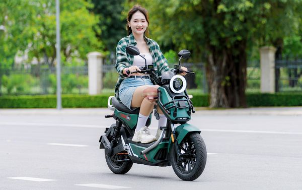 Xe Đạp Điện Tailg Discovery X51 (Đầy Đủ Giấy Tờ)  Kh&ocirc;ng đi theo lối m&ograve;n thiết kế đơn giản hay cấu h&igrave;nh cơ bản, mẫu xe n&agrave;y tập trung mạnh v&agrave;o ba yếu tố cốt l&otilde;i: c&ocirc;ng nghệ th&ocirc;ng minh, hiệu năng vượt trội v&agrave; thiết kế kh&aacute;c biệt. Đ&acirc;y cũng ch&iacute;nh l&agrave; những điểm gi&uacute;p Tailg X51 tạo ra khoảng c&aacute;ch r&otilde; rệt so với nhiều đối thủ c&ugrave;ng ph&acirc;n kh&uacute;c. C&ugrave;ng Thế Giới Xe Điện t&igrave;m hiểu th&ecirc;m về mẫu xe n&agrave;y nh&eacute;!  Bộ c&ocirc;ng nghệ th&ocirc;ng minh hiếm gặp  Điểm đ&aacute;ng gi&aacute; nhất của Xe Đạp Điện Tailg Discovery X51 kh&ocirc;ng nằm ở vẻ ngo&agrave;i m&agrave; nằm ở hệ thống c&ocirc;ng nghệ được t&iacute;ch hợp b&ecirc;n trong. Trong khi phần lớn xe đạp điện tr&ecirc;n thị trường vẫn chỉ dừng ở mức vận h&agrave;nh cơ bản, th&igrave; X51 lại được trang bị bộ ba c&ocirc;ng nghệ hiện đại gồm ARS, ART v&agrave; chuẩn chống nước IP67.  Hệ thống ARS (Automatic Repair System) đ&oacute;ng vai tr&ograve; như một &ldquo;b&aacute;c sĩ điện tử&rdquo; cho chiếc xe. Khi ph&aacute;t hiện bất kỳ lỗi kỹ thuật n&agrave;o, hệ thống sẽ tự động cảnh b&aacute;o th&ocirc;ng qua m&agrave;n h&igrave;nh hiển thị, gi&uacute;p người d&ugrave;ng nhanh ch&oacute;ng nhận biết v&agrave; xử l&yacute;. Điều n&agrave;y đặc biệt hữu &iacute;ch với học sinh hoặc người kh&ocirc;ng r&agrave;nh về kỹ thuật, v&igrave; họ kh&ocirc;ng cần phải &ldquo;đo&aacute;n bệnh&rdquo; cho xe như trước đ&acirc;y.  Song song với đ&oacute; l&agrave; c&ocirc;ng nghệ ART (Active Road Traction) &ndash; một n&acirc;ng cấp cực kỳ đ&aacute;ng gi&aacute; nhưng lại hiếm thấy trong ph&acirc;n kh&uacute;c xe đạp điện. ART gi&uacute;p kiểm so&aacute;t lực k&eacute;o giữa b&aacute;nh xe v&agrave; mặt đường, từ đ&oacute; hạn chế t&igrave;nh trạng trượt b&aacute;nh khi tăng tốc hoặc di chuyển tr&ecirc;n đường trơn, đường ướt. Trong điều kiện thời tiết tại Việt Nam, đ&acirc;y l&agrave; yếu tố cực kỳ quan trọng để đảm bảo an to&agrave;n.  Kh&ocirc;ng dừng lại ở đ&oacute;, chuẩn chống nước IP67 gi&uacute;p động cơ v&agrave; hệ thống điện của xe hoạt động ổn định ngay cả khi đi mưa hoặc qua những đoạn đường ngập nhẹ. Đ&acirc;y l&agrave; điểm m&agrave; rất nhiều d&ograve;ng xe kh&aacute;c chưa l&agrave;m tốt, khiến người d&ugrave;ng lu&ocirc;n phải lo lắng mỗi khi gặp thời tiết xấu.  Ch&iacute;nh sự kết hợp của ba c&ocirc;ng nghệ n&agrave;y đ&atilde; biến Xe Đạp Điện Tailg Discovery X51 trở th&agrave;nh một trong những mẫu xe điện &ldquo;th&ocirc;ng minh&rdquo; hiếm hoi trong tầm gi&aacute;, mang lại trải nghiệm sử dụng an t&acirc;m v&agrave; tiện lợi hơn hẳn.  Động cơ QS Motor 800W, sức mạnh vượt chuẩn xe đạp điện  Nếu c&ocirc;ng nghệ l&agrave; &ldquo;bộ n&atilde;o&rdquo; th&igrave; động cơ ch&iacute;nh l&agrave; &ldquo;tr&aacute;i tim&rdquo; của một chiếc xe. V&agrave; ở điểm n&agrave;y, Xe Đạp Điện Tailg Discovery X51 thực sự tạo được ấn tượng mạnh.  Xe sử dụng động cơ QS Motor 800W, mức c&ocirc;ng suất cao hơn đ&aacute;ng kể so với mặt bằng chung của xe đạp điện (thường chỉ khoảng 500&ndash;600W). Nhờ đ&oacute;, xe kh&ocirc;ng chỉ vận h&agrave;nh mượt m&agrave; m&agrave; c&ograve;n mang lại cảm gi&aacute;c l&aacute;i khỏe, đầm v&agrave; chắc chắn hơn.  Trong thực tế sử dụng, động cơ n&agrave;y gi&uacute;p xe, tăng tốc nhanh, kh&ocirc;ng bị &igrave; khi chở nặng. Leo dốc tốt, ph&ugrave; hợp cả những khu vực c&oacute; địa h&igrave;nh phức tạp, duy tr&igrave; tốc độ ổn định ngay cả khi đi đường d&agrave;i  Với vận tốc tối đa khoảng 50km/h, Tailg X51 gần như tiệm cận với một chiếc xe m&aacute;y điện, nhưng vẫn giữ được sự gọn nhẹ v&agrave; tiết kiệm của xe đạp điện. Điều n&agrave;y đặc biệt ph&ugrave; hợp với học sinh cấp 2 &ndash; cấp 3, khi vừa đảm bảo nhu cầu di chuyển nhanh, vừa kh&ocirc;ng vượt qu&aacute; mức kiểm so&aacute;t an to&agrave;n.  Ngo&agrave;i ra, xe c&ograve;n được trang bị hệ thống 5 b&igrave;nh ắc quy 22.3Ah, cho ph&eacute;p di chuyển qu&atilde;ng đường khoảng 80km cho mỗi lần sạc. Đ&acirc;y l&agrave; con số đủ để đ&aacute;p ứng nhu cầu đi học, đi chơi trong nhiều ng&agrave;y m&agrave; kh&ocirc;ng cần sạc lại li&ecirc;n tục.  Sự kết hợp giữa động cơ mạnh v&agrave; khả năng tiết kiệm năng lượng gi&uacute;p Xe Đạp Điện Tailg Discovery X51 trở th&agrave;nh lựa chọn l&yacute; tưởng cho những ai cần một chiếc xe &ldquo;đa năng&rdquo;: vừa khỏe, vừa bền, vừa tiết kiệm.  Khẳng định c&aacute; t&iacute;nh ri&ecirc;ng, đậm chất mini motor  Một trong những l&yacute; do khiến Xe Đạp Điện Tailg Discovery X51 được giới trẻ y&ecirc;u th&iacute;ch ch&iacute;nh l&agrave; thiết kế kh&aacute;c biệt ho&agrave;n to&agrave;n so với c&aacute;c d&ograve;ng xe học sinh truyền thống.  Thay v&igrave; kiểu d&aacute;ng nhỏ gọn, bo tr&ograve;n quen thuộc, X51 mang phong c&aacute;ch hầm hố, thể thao, gần giống với một chiếc mini motor. Khung xe chắc chắn, kết hợp c&ugrave;ng b&aacute;nh lớn 12 inch v&agrave; lốp kh&ocirc;ng săm 90/90-12 tạo n&ecirc;n tổng thể mạnh mẽ, cứng c&aacute;p.  Điểm nhấn nổi bật nằm ở hệ thống đ&egrave;n Đ&egrave;n LED bi cầu hiện đại, cho &aacute;nh s&aacute;ng mạnh v&agrave; tập trung. Dải đ&egrave;n LED viền v&agrave; đ&egrave;n s&agrave;n tăng t&iacute;nh nhận diện khi di chuyển ban đ&ecirc;m. Thiết kế &aacute;nh s&aacute;ng mang hơi hướng c&ocirc;ng nghệ, tạo cảm gi&aacute;c &ldquo;tương lai&rdquo;  Kh&ocirc;ng chỉ đẹp, thiết kế n&agrave;y c&ograve;n mang lại lợi &iacute;ch thực tế. Lốp lớn v&agrave; hệ thống giảm x&oacute;c thủy lực gi&uacute;p xe vận h&agrave;nh ổn định hơn tr&ecirc;n nhiều loại địa h&igrave;nh, từ đường phố bằng phẳng đến những đoạn đường gồ ghề.  Chiều cao y&ecirc;n khoảng 725mm cũng được đ&aacute;nh gi&aacute; l&agrave; ph&ugrave; hợp với học sinh Việt Nam, gi&uacute;p việc chống ch&acirc;n v&agrave; điều khiển xe trở n&ecirc;n dễ d&agrave;ng hơn. Nh&igrave;n tổng thể, Xe Đạp Điện Tailg Discovery X51 kh&ocirc;ng chỉ l&agrave; phương tiện di chuyển m&agrave; c&ograve;n l&agrave; &ldquo;tuy&ecirc;n ng&ocirc;n c&aacute; t&iacute;nh&rdquo; của người sử dụng. Đ&acirc;y l&agrave; mẫu xe d&agrave;nh cho những ai kh&ocirc;ng muốn h&ograve;a lẫn, muốn nổi bật giữa đ&aacute;m đ&ocirc;ng.  Tailg X51 chỉnh chu từng chi tiết nhỏ  Ngo&agrave;i ba điểm mạnh nổi bật kể tr&ecirc;n, Tailg X51 c&ograve;n ghi điểm nhờ khả năng tối ưu trải nghiệm người d&ugrave;ng trong từng chi tiết nhỏ. Xe được trang bị phanh đĩa trước v&agrave; sau, đảm bảo khả năng dừng xe nhanh v&agrave; an to&agrave;n ngay cả khi di chuyển ở tốc độ cao. Hệ thống giảm x&oacute;c thủy lực gi&uacute;p giảm rung lắc, mang lại cảm gi&aacute;c &ecirc;m &aacute;i khi đi qua c&aacute;c đoạn đường xấu.  M&agrave;n h&igrave;nh LCD hiển thị r&otilde; r&agrave;ng c&aacute;c th&ocirc;ng số như tốc độ, mức pin, gi&uacute;p người d&ugrave;ng dễ d&agrave;ng kiểm so&aacute;t h&agrave;nh tr&igrave;nh. C&aacute;c tiện &iacute;ch như cốp chứa đồ, m&oacute;c treo, sạc tự ngắt khi đầy cũng g&oacute;p phần n&acirc;ng cao sự tiện lợi trong qu&aacute; tr&igrave;nh sử dụng h&agrave;ng ng&agrave;y. Đặc biệt, tải trọng l&ecirc;n đến 180kg cho ph&eacute;p xe chở hai người một c&aacute;ch thoải m&aacute;i, ph&ugrave; hợp với nhu cầu thực tế của học sinh, sinh vi&ecirc;n.  Kh&ocirc;ng kh&oacute; để nhận ra v&igrave; sao Xe Đạp Điện Tailg Discovery X51 lại được đ&aacute;nh gi&aacute; cao trong ph&acirc;n kh&uacute;c xe đạp điện hiện nay. Thay v&igrave; chỉ tập trung v&agrave;o thiết kế hoặc gi&aacute; th&agrave;nh, mẫu xe n&agrave;y đầu tư mạnh v&agrave;o những yếu tố cốt l&otilde;i tạo n&ecirc;n gi&aacute; trị sử dụng l&acirc;u d&agrave;i.