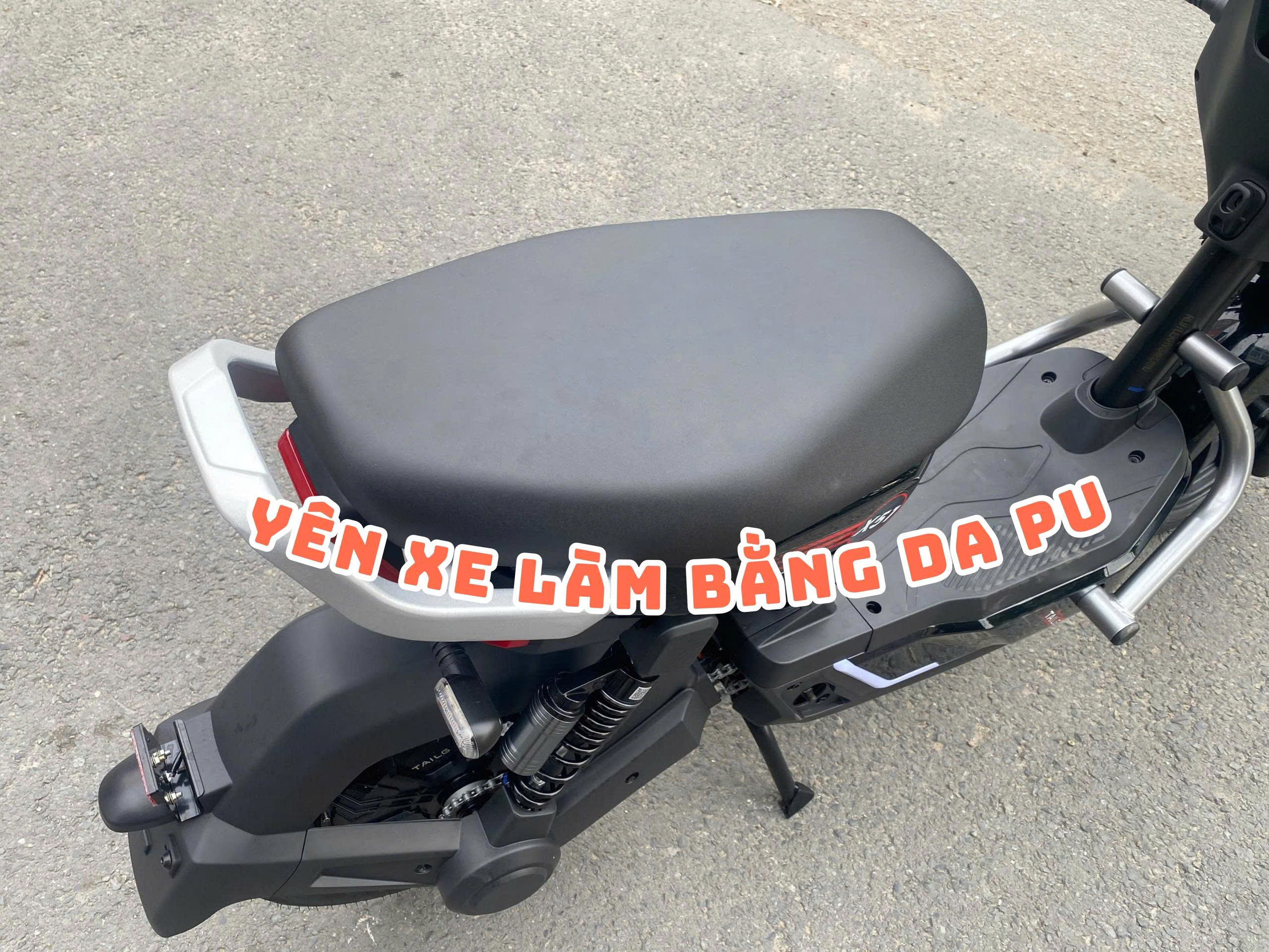 Xe Đạp Điện Tailg Discovery X51 (Đầy Đủ Giấy Tờ)  Kh&ocirc;ng đi theo lối m&ograve;n thiết kế đơn giản hay cấu h&igrave;nh cơ bản, mẫu xe n&agrave;y tập trung mạnh v&agrave;o ba yếu tố cốt l&otilde;i: c&ocirc;ng nghệ th&ocirc;ng minh, hiệu năng vượt trội v&agrave; thiết kế kh&aacute;c biệt. Đ&acirc;y cũng ch&iacute;nh l&agrave; những điểm gi&uacute;p Tailg X51 tạo ra khoảng c&aacute;ch r&otilde; rệt so với nhiều đối thủ c&ugrave;ng ph&acirc;n kh&uacute;c. C&ugrave;ng Thế Giới Xe Điện t&igrave;m hiểu th&ecirc;m về mẫu xe n&agrave;y nh&eacute;!  Bộ c&ocirc;ng nghệ th&ocirc;ng minh hiếm gặp  Điểm đ&aacute;ng gi&aacute; nhất của Xe Đạp Điện Tailg Discovery X51 kh&ocirc;ng nằm ở vẻ ngo&agrave;i m&agrave; nằm ở hệ thống c&ocirc;ng nghệ được t&iacute;ch hợp b&ecirc;n trong. Trong khi phần lớn xe đạp điện tr&ecirc;n thị trường vẫn chỉ dừng ở mức vận h&agrave;nh cơ bản, th&igrave; X51 lại được trang bị bộ ba c&ocirc;ng nghệ hiện đại gồm ARS, ART v&agrave; chuẩn chống nước IP67.  Hệ thống ARS (Automatic Repair System) đ&oacute;ng vai tr&ograve; như một &ldquo;b&aacute;c sĩ điện tử&rdquo; cho chiếc xe. Khi ph&aacute;t hiện bất kỳ lỗi kỹ thuật n&agrave;o, hệ thống sẽ tự động cảnh b&aacute;o th&ocirc;ng qua m&agrave;n h&igrave;nh hiển thị, gi&uacute;p người d&ugrave;ng nhanh ch&oacute;ng nhận biết v&agrave; xử l&yacute;. Điều n&agrave;y đặc biệt hữu &iacute;ch với học sinh hoặc người kh&ocirc;ng r&agrave;nh về kỹ thuật, v&igrave; họ kh&ocirc;ng cần phải &ldquo;đo&aacute;n bệnh&rdquo; cho xe như trước đ&acirc;y.  Song song với đ&oacute; l&agrave; c&ocirc;ng nghệ ART (Active Road Traction) &ndash; một n&acirc;ng cấp cực kỳ đ&aacute;ng gi&aacute; nhưng lại hiếm thấy trong ph&acirc;n kh&uacute;c xe đạp điện. ART gi&uacute;p kiểm so&aacute;t lực k&eacute;o giữa b&aacute;nh xe v&agrave; mặt đường, từ đ&oacute; hạn chế t&igrave;nh trạng trượt b&aacute;nh khi tăng tốc hoặc di chuyển tr&ecirc;n đường trơn, đường ướt. Trong điều kiện thời tiết tại Việt Nam, đ&acirc;y l&agrave; yếu tố cực kỳ quan trọng để đảm bảo an to&agrave;n.  Kh&ocirc;ng dừng lại ở đ&oacute;, chuẩn chống nước IP67 gi&uacute;p động cơ v&agrave; hệ thống điện của xe hoạt động ổn định ngay cả khi đi mưa hoặc qua những đoạn đường ngập nhẹ. Đ&acirc;y l&agrave; điểm m&agrave; rất nhiều d&ograve;ng xe kh&aacute;c chưa l&agrave;m tốt, khiến người d&ugrave;ng lu&ocirc;n phải lo lắng mỗi khi gặp thời tiết xấu.  Ch&iacute;nh sự kết hợp của ba c&ocirc;ng nghệ n&agrave;y đ&atilde; biến Xe Đạp Điện Tailg Discovery X51 trở th&agrave;nh một trong những mẫu xe điện &ldquo;th&ocirc;ng minh&rdquo; hiếm hoi trong tầm gi&aacute;, mang lại trải nghiệm sử dụng an t&acirc;m v&agrave; tiện lợi hơn hẳn.  Động cơ QS Motor 800W, sức mạnh vượt chuẩn xe đạp điện  Nếu c&ocirc;ng nghệ l&agrave; &ldquo;bộ n&atilde;o&rdquo; th&igrave; động cơ ch&iacute;nh l&agrave; &ldquo;tr&aacute;i tim&rdquo; của một chiếc xe. V&agrave; ở điểm n&agrave;y, Xe Đạp Điện Tailg Discovery X51 thực sự tạo được ấn tượng mạnh.  Xe sử dụng động cơ QS Motor 800W, mức c&ocirc;ng suất cao hơn đ&aacute;ng kể so với mặt bằng chung của xe đạp điện (thường chỉ khoảng 500&ndash;600W). Nhờ đ&oacute;, xe kh&ocirc;ng chỉ vận h&agrave;nh mượt m&agrave; m&agrave; c&ograve;n mang lại cảm gi&aacute;c l&aacute;i khỏe, đầm v&agrave; chắc chắn hơn.  Trong thực tế sử dụng, động cơ n&agrave;y gi&uacute;p xe, tăng tốc nhanh, kh&ocirc;ng bị &igrave; khi chở nặng. Leo dốc tốt, ph&ugrave; hợp cả những khu vực c&oacute; địa h&igrave;nh phức tạp, duy tr&igrave; tốc độ ổn định ngay cả khi đi đường d&agrave;i  Với vận tốc tối đa khoảng 50km/h, Tailg X51 gần như tiệm cận với một chiếc xe m&aacute;y điện, nhưng vẫn giữ được sự gọn nhẹ v&agrave; tiết kiệm của xe đạp điện. Điều n&agrave;y đặc biệt ph&ugrave; hợp với học sinh cấp 2 &ndash; cấp 3, khi vừa đảm bảo nhu cầu di chuyển nhanh, vừa kh&ocirc;ng vượt qu&aacute; mức kiểm so&aacute;t an to&agrave;n.  Ngo&agrave;i ra, xe c&ograve;n được trang bị hệ thống 5 b&igrave;nh ắc quy 22.3Ah, cho ph&eacute;p di chuyển qu&atilde;ng đường khoảng 80km cho mỗi lần sạc. Đ&acirc;y l&agrave; con số đủ để đ&aacute;p ứng nhu cầu đi học, đi chơi trong nhiều ng&agrave;y m&agrave; kh&ocirc;ng cần sạc lại li&ecirc;n tục.  Sự kết hợp giữa động cơ mạnh v&agrave; khả năng tiết kiệm năng lượng gi&uacute;p Xe Đạp Điện Tailg Discovery X51 trở th&agrave;nh lựa chọn l&yacute; tưởng cho những ai cần một chiếc xe &ldquo;đa năng&rdquo;: vừa khỏe, vừa bền, vừa tiết kiệm.  Khẳng định c&aacute; t&iacute;nh ri&ecirc;ng, đậm chất mini motor  Một trong những l&yacute; do khiến Xe Đạp Điện Tailg Discovery X51 được giới trẻ y&ecirc;u th&iacute;ch ch&iacute;nh l&agrave; thiết kế kh&aacute;c biệt ho&agrave;n to&agrave;n so với c&aacute;c d&ograve;ng xe học sinh truyền thống.  Thay v&igrave; kiểu d&aacute;ng nhỏ gọn, bo tr&ograve;n quen thuộc, X51 mang phong c&aacute;ch hầm hố, thể thao, gần giống với một chiếc mini motor. Khung xe chắc chắn, kết hợp c&ugrave;ng b&aacute;nh lớn 12 inch v&agrave; lốp kh&ocirc;ng săm 90/90-12 tạo n&ecirc;n tổng thể mạnh mẽ, cứng c&aacute;p.  Điểm nhấn nổi bật nằm ở hệ thống đ&egrave;n Đ&egrave;n LED bi cầu hiện đại, cho &aacute;nh s&aacute;ng mạnh v&agrave; tập trung. Dải đ&egrave;n LED viền v&agrave; đ&egrave;n s&agrave;n tăng t&iacute;nh nhận diện khi di chuyển ban đ&ecirc;m. Thiết kế &aacute;nh s&aacute;ng mang hơi hướng c&ocirc;ng nghệ, tạo cảm gi&aacute;c &ldquo;tương lai&rdquo;  Kh&ocirc;ng chỉ đẹp, thiết kế n&agrave;y c&ograve;n mang lại lợi &iacute;ch thực tế. Lốp lớn v&agrave; hệ thống giảm x&oacute;c thủy lực gi&uacute;p xe vận h&agrave;nh ổn định hơn tr&ecirc;n nhiều loại địa h&igrave;nh, từ đường phố bằng phẳng đến những đoạn đường gồ ghề.  Chiều cao y&ecirc;n khoảng 725mm cũng được đ&aacute;nh gi&aacute; l&agrave; ph&ugrave; hợp với học sinh Việt Nam, gi&uacute;p việc chống ch&acirc;n v&agrave; điều khiển xe trở n&ecirc;n dễ d&agrave;ng hơn. Nh&igrave;n tổng thể, Xe Đạp Điện Tailg Discovery X51 kh&ocirc;ng chỉ l&agrave; phương tiện di chuyển m&agrave; c&ograve;n l&agrave; &ldquo;tuy&ecirc;n ng&ocirc;n c&aacute; t&iacute;nh&rdquo; của người sử dụng. Đ&acirc;y l&agrave; mẫu xe d&agrave;nh cho những ai kh&ocirc;ng muốn h&ograve;a lẫn, muốn nổi bật giữa đ&aacute;m đ&ocirc;ng.  Tailg X51 chỉnh chu từng chi tiết nhỏ  Ngo&agrave;i ba điểm mạnh nổi bật kể tr&ecirc;n, Tailg X51 c&ograve;n ghi điểm nhờ khả năng tối ưu trải nghiệm người d&ugrave;ng trong từng chi tiết nhỏ. Xe được trang bị phanh đĩa trước v&agrave; sau, đảm bảo khả năng dừng xe nhanh v&agrave; an to&agrave;n ngay cả khi di chuyển ở tốc độ cao. Hệ thống giảm x&oacute;c thủy lực gi&uacute;p giảm rung lắc, mang lại cảm gi&aacute;c &ecirc;m &aacute;i khi đi qua c&aacute;c đoạn đường xấu.  M&agrave;n h&igrave;nh LCD hiển thị r&otilde; r&agrave;ng c&aacute;c th&ocirc;ng số như tốc độ, mức pin, gi&uacute;p người d&ugrave;ng dễ d&agrave;ng kiểm so&aacute;t h&agrave;nh tr&igrave;nh. C&aacute;c tiện &iacute;ch như cốp chứa đồ, m&oacute;c treo, sạc tự ngắt khi đầy cũng g&oacute;p phần n&acirc;ng cao sự tiện lợi trong qu&aacute; tr&igrave;nh sử dụng h&agrave;ng ng&agrave;y. Đặc biệt, tải trọng l&ecirc;n đến 180kg cho ph&eacute;p xe chở hai người một c&aacute;ch thoải m&aacute;i, ph&ugrave; hợp với nhu cầu thực tế của học sinh, sinh vi&ecirc;n.  Kh&ocirc;ng kh&oacute; để nhận ra v&igrave; sao Xe Đạp Điện Tailg Discovery X51 lại được đ&aacute;nh gi&aacute; cao trong ph&acirc;n kh&uacute;c xe đạp điện hiện nay. Thay v&igrave; chỉ tập trung v&agrave;o thiết kế hoặc gi&aacute; th&agrave;nh, mẫu xe n&agrave;y đầu tư mạnh v&agrave;o những yếu tố cốt l&otilde;i tạo n&ecirc;n gi&aacute; trị sử dụng l&acirc;u d&agrave;i.