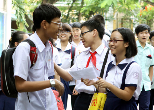 Nhiều năm qua, kỳ thi vào lớp 10 tại Hà Nội luôn là cuộc đua căng thẳng bậc nhất, không thua kém kỳ thi đại học. Với tỷ lệ học sinh đỗ vào lớp 10 công lập dao động từ 60-64%, một suất học giữa lòng Thủ đô trở thành giấc mơ không dễ dàng. Cuộc đua khốc liệt ấy không chỉ phản ánh áp lực học tập mà còn cho thấy sự bất cập kéo dài trong việc quy hoạch, mở rộng và đầu tư cho hệ thống trường công. Gần 47.000 học sinh không có chỗ vào công lập Theo công bố của Sở GD-ĐT Hà Nội chiều 13/5, kỳ thi vào lớp 10 công lập năm 2025 có hơn 103.456 học sinh đăng ký dự thi, trong khi tổng chỉ tiêu tuyển sinh vào 115 trường THPT công lập không chuyên chỉ ở mức 75.670. Điều này đồng nghĩa, gần 47.000 học sinh sẽ không có chỗ học trong hệ thống trường công lập, buộc phải tìm đến các lựa chọn khác như trường tư thục, trung tâm giáo dục thường xuyên, trường nghề hoặc chương trình 9+. Mặc dù ngành giáo dục đã “rất cố gắng” tăng tỷ lệ học sinh vào lớp 10 công lập lên 64% (so với mức 60-61% của những năm trước), nhưng con số thực tế vẫn cho thấy một khoảng trống lớn trong đáp ứng nhu cầu học tập của học sinh trên địa bàn. Tỷ lệ chọi căng thẳng cứ 2 em thi, 1 em trượt Theo thống kê chính thức từ Sở Giáo dục và Đào tạo Hà Nội, kỳ thi tuyển sinh vào lớp 10 công lập năm 2025 tiếp tục ghi nhận tỷ lệ chọi ở mức cao tại nhiều trường trung học phổ thông, đặc biệt là các trường thuộc khu vực nội thành. Trường THPT Yên Hòa (quận Cầu Giấy) là cái tên có tỷ lệ chọi cao nhất với mức 1/2,44, nghĩa là gần 3 học sinh dự thi mới có 1 em trúng tuyển. Đây là một trong những trường “top đầu” lâu năm, luôn nằm trong danh sách có tỷ lệ cạnh tranh gay gắt bậc nhất thành phố. Xếp ngay sau là Trường THPT Lê Quý Đôn – Hà Đông với tỷ lệ 1/2,35 và THPT Kim Liên với tỷ lệ 1/2,15 – đều là những ngôi trường có truyền thống về chất lượng học tập, vị trí thuận lợi và được nhiều phụ huynh kỳ vọng con em mình sẽ theo học. Mặc dù năm 2025 là năm đầu tiên sau 3 năm liên tiếp không có trường nào tại Hà Nội có tỷ lệ chọi vượt mốc 1/3, nhưng bức tranh chung vẫn cho thấy một cuộc cạnh tranh căng thẳng và khốc liệt ở nhiều khu vực. Tại các quận nội thành, nơi tập trung đông dân cư và có nhiều học sinh đạt học lực khá – giỏi, tỷ lệ chọi vẫn ở mức rất cao. Trung bình, cứ hai em học sinh thi thì có một em không giành được suất học công lập – tức một nửa số học sinh sẽ phải tìm phương án thay thế, có thể là trường tư thục, trung tâm giáo dục thường xuyên, hoặc trường nghề. Với nhiều gia đình, đặc biệt là những phụ huynh có kỳ vọng lớn về con đường học vấn truyền thống, việc con trượt công lập giống như một “cú sốc” không nhỏ. Trong tâm lý của không ít phụ huynh, kỳ thi vào lớp 10 còn căng thẳng hơn cả kỳ thi đại học. Nếu như thi đại học, học sinh đã có nhiều năm để tích lũy kiến thức, có thể lựa chọn ngành nghề đa dạng và nguyện vọng phong phú, thì với lớp 10, cơ hội chỉ có một lần – một cánh cửa duy nhất với rất ít phương án dự phòng. Nhiều bậc cha mẹ mô tả đây là kỳ thi “định đoạt tương lai”, là cột mốc “bước ngoặt của đời học sinh”, nơi mà nếu con em họ không thể đỗ vào trường công, hành trình học tập sau đó sẽ khó khăn, tốn kém và thậm chí bị rẽ sang hướng khác. Tỷ lệ chọi cao không chỉ tạo nên áp lực lớn với học sinh mà còn khiến nhiều gia đình rơi vào trạng thái lo lắng, căng thẳng kéo dài suốt năm học lớp 9. Nhiều phụ huynh không ngại đầu tư cho con học thêm từ sớm, tham gia các lớp luyện thi, thuê gia sư kèm cặp để nuôi hy vọng giành được suất vào trường công. Học sinh cũng phải mang trên vai gánh nặng kỳ vọng, vừa hoàn thành chương trình THCS, vừa chịu áp lực thi cử gay gắt. Càng gần đến ngày thi, “nhiệt” của cuộc đua càng trở nên nóng bỏng. Không ít học sinh lâm vào tình trạng mất ngủ, suy nhược tinh thần, còn phụ huynh thì “ngồi trên đống lửa” vì lo lắng con không đủ sức cạnh tranh trong cuộc chiến quá nhiều khắc nghiệt. Vì sao phụ huynh quyết bám trường công lập? PGS.TS Đặng Thị Thanh Huyền nguyên Viện trưởng Viện Nghiên cứu Khoa học Quản lý Giáo dục phân tích rằng cuộc đua khốc liệt vào lớp 10 công lập phần lớn đến từ tâm lý xã hội: phụ huynh vẫn mong muốn con mình được học trong môi trường “công lập” với học phí vừa phải, chương trình chuẩn hóa và uy tín truyền thống. Bên cạnh đó, hệ thống trường tư, trung tâm giáo dục thường xuyên hay các trường nghề chưa thể tạo được niềm tin rộng rãi từ phụ huynh, nhất là về chất lượng đầu ra, định hướng nghề nghiệp và cơ hội tiếp tục học lên cao. Ngoài ra, còn một yếu tố quan trọng: mức học phí tại các trường tư thục hiện nay đang là rào cản rất lớn. Học phí trường tư bài toán quá sức chịu đựng Trong bối cảnh hệ thống trường công lập không đáp ứng đủ nhu cầu, nhiều phụ huynh buộc phải tính đến phương án cho con theo học trường tư thục. Tuy nhiên, lựa chọn này không hề dễ dàng khi chi phí học tập tại các trường tư ngày càng trở thành gánh nặng lớn đối với nhiều gia đình, đặc biệt là những hộ có thu nhập ở mức trung bình khá. Theo khảo sát mới nhất, học phí lớp 10 tại các trường tư thục ở Hà Nội hiện nay có biên độ dao động rất lớn, từ khoảng 2 triệu đồng/tháng ở một số trường phổ thông tư thục quy mô vừa và nhỏ, cho đến gần 90 triệu đồng/tháng ở các trường quốc tế hoặc trường liên kết đào tạo theo chương trình song ngữ. Sự chênh lệch này phản ánh rõ mức độ phân tầng trong hệ thống giáo dục tư thục hiện nay – nơi mà mức học phí đang trở thành rào cản rõ rệt với phần lớn phụ huynh học sinh. Không dừng lại ở học phí cơ bản, nhiều trường còn thu thêm các khoản phí chương trình tăng cường, bổ trợ kỹ năng sống, tiếng Anh quốc tế, các môn nghệ thuật, thể thao… Những khoản phụ phí này, theo thống kê, có thể dao động từ vài trăm nghìn đến vài triệu đồng mỗi tháng, khiến tổng chi phí thực tế đội lên gấp 1,5 đến 2 lần so với con số công bố ban đầu. Ngoài ra, phụ huynh còn phải chi trả cho đồng phục, sách vở riêng, phí xe đưa đón, ăn bán trú, dã ngoại, thiết bị học tập công nghệ... Tất cả cộng lại có thể lên tới hàng chục triệu đồng mỗi tháng – một con số không nhỏ so với thu nhập của đại đa số gia đình ở Hà Nội. Trong khi đó, thu nhập bình quân đầu người tại Hà Nội chỉ khoảng 6,86 triệu đồng/tháng (theo thống kê gần nhất). Nếu trong gia đình chỉ có một người lao động chính, việc dành tới 30-70% thu nhập để chi trả cho con đi học tư là một bài toán thiếu bền vững, thậm chí không khả thi. Với những gia đình có 2-3 con đang độ tuổi đến trường, áp lực tài chính lại càng lớn. Chia sẻ về vấn đề này, hiệu trưởng một trường THPT tư thục tại Hà Nội thẳng thắn thừa nhận: “Không phải phụ huynh cố chấp hay mang tư duy cũ kỹ nên mới nhất quyết phải cho con vào trường công. Điều mà họ thực sự mong muốn là con mình được học trong môi trường có chất lượng giáo dục tốt, với mức học phí hợp lý và bền vững trong nhiều năm học. Thực tế hiện nay, nhiều trường tư thục – nhất là các trường theo mô hình quốc tế hoặc song ngữ – đang đặt ra mức học phí vượt xa khả năng chi trả của phần lớn người dân.” Xem thêm mẫu xe 50cc phù hợp với học sinh THPT: Xe Ga 50cc VespaS Dibao Pansy XS Chất Lượng Cao Quá tải trường lớp hệ lụy từ tốc độ đô thị hóa nhanh Một trong những nguyên nhân gốc rễ dẫn đến khủng hoảng chỗ học công lập là tốc độ tăng dân số quá nhanh, trong khi hệ thống trường lớp lại không phát triển tương xứng. Các khu đô thị mới, chung cư mọc lên ngày càng nhiều, tạo ra các “phường dân số mới” mà thiếu đi trường học đi kèm. Bà Huyền nhấn mạnh: “Một khu đô thị mới có thể tương đương dân số của một phường, nhưng trường học không được xây dựng kịp thời khiến áp lực đè lên những trường đã tồn tại”. Thống kê của Sở GD-ĐT Hà Nội cho biết, hiện có 5 quận thiếu nhiều trường THPT công lập nhất là: Cầu Giấy, Tây Hồ, Hà Đông, Hoàng Mai và Nam Từ Liêm. Hiện nay, Hà Nội có khoảng 119 trường THPT công lập và trên 100 trường tư thục, cùng với các trung tâm giáo dục thường xuyên, trường trung cấp nghề, cao đẳng nghề. Theo ông Trần Thế Cương – Giám đốc Sở GD-ĐT Hà Nội – thành phố đặt mục tiêu bảo đảm 100% học sinh tốt nghiệp THCS có nguyện vọng tiếp tục học đều có chỗ học, thông qua đa dạng hóa hệ thống trường lớp. Tuy nhiên, nhiều chuyên gia cho rằng việc phân luồng hiện nay vẫn chưa hiệu quả, do còn chịu sức ép từ phụ huynh và thiếu truyền thông định hướng nghề nghiệp rõ ràng. Tâm lý “học nghề là dành cho học sinh yếu” vẫn đeo bám xã hội, khiến các mô hình giáo dục thay thế chưa thực sự được coi trọng. Cuộc đua vào lớp 10 công lập ở Hà Nội đang là hồi chuông cảnh tỉnh cho bài toán quy hoạch và đầu tư giáo dục bền vững. Khi hệ thống công lập không còn đủ sức chứa, giải pháp không nằm ở việc gia tăng áp lực thi cử, mà cần một cái nhìn tổng thể, dài hạn và nhân văn hơn cho tương lai của hàng chục nghìn học sinh mỗi năm. Theo dõi Xedapchaydien để cập nhật những thông tin mới nhất.
